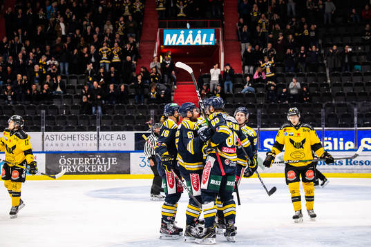 Södertäljes Anton Blomberg jublar med lagkamrater