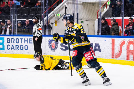 Södertäljes Martin Janolhs jublar