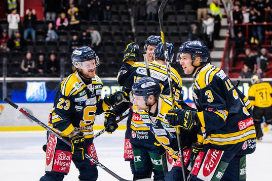 Södertäljes Martin Janolhs jublar med lagkamrater