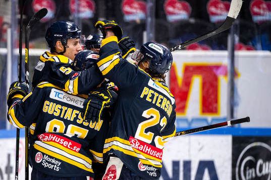 Södertäljes Filip Ahl jublar med lagkamrater