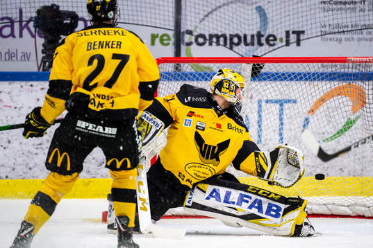 Södertäljes Filip Ahl (ej i bild) gör 3-1 bakom