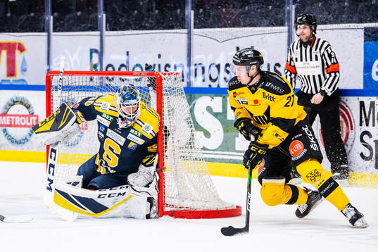 Södertäljes målvakt Fredrik Bergvik och Västerås