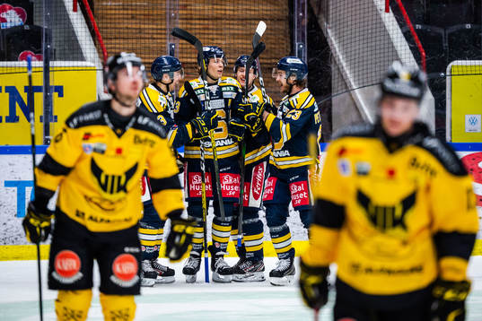 Södertäljes Måns Lindbäck jublar med lagkamrater