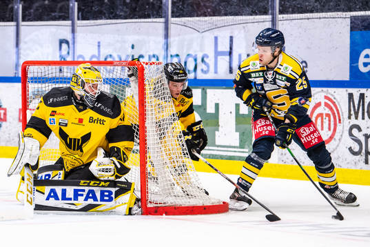 Västerås målvakt Jesper Myrenberg och Södertäljes