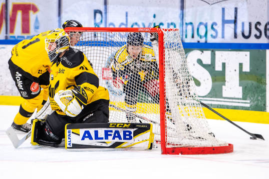 Västerås målvakt Jesper Myrenberg och Södertäljes