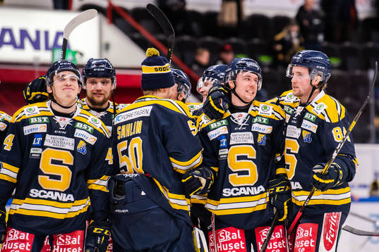 Södertäljes Sebastian Walfridsson jublar med lagkamrater