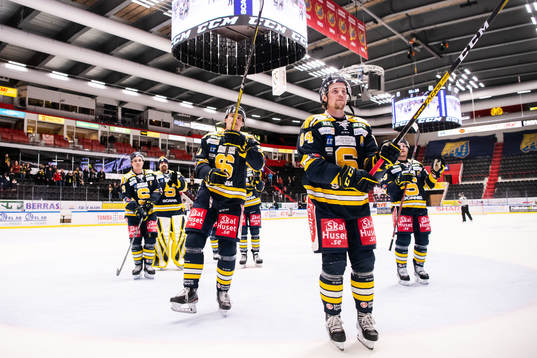 Södertäljes Sebastian Walfridsson jublar mot supportrar