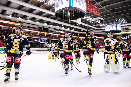 Södertäljes spelare jublar mot supportrar