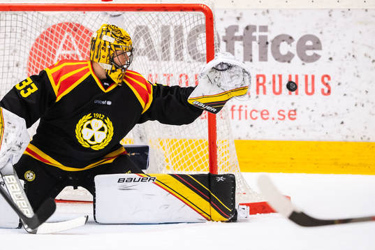Brynäs målvakt Samuel Ersson med en räddning