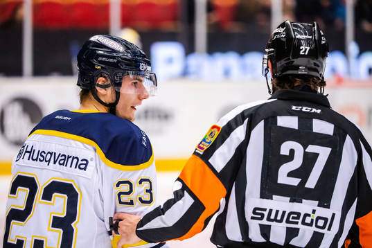 s Lias Andersson i samtal med domare Mikael Sjöqvist