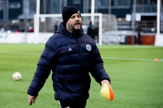 Utsiktens tränare Daniel Karlsson innan träningsmatchen i