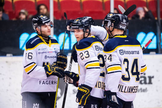 s Lias Andersson jublar med lagkamrater