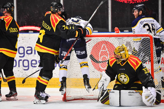s Lias Andersson tacklas av Brynäs Nicklas Danielsson