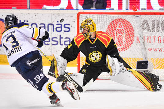 s Oscar Sundh lägger straff på Brynäs målvakt Samuel