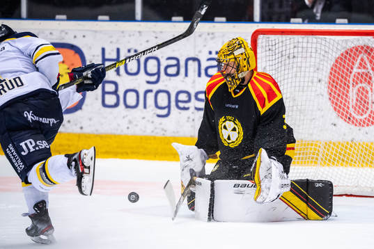 Brynäs målvakt Samuel Ersson räddar