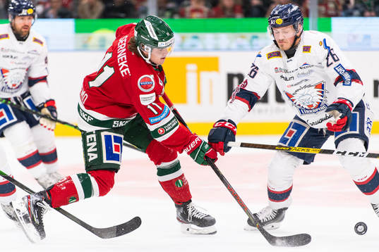 Frölundas Samuel Fagemo skjuter framför Linköpings