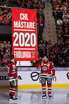 Frölundas Nicklas Lasu och Joel Lundqvist hissar en flagga