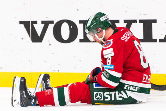 Frölundas Viktor Ekbom sitter på isen