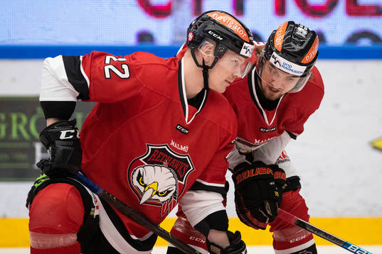 Malmö Redhawks Adam Brodecki och Lars Bryggman t.v. innan