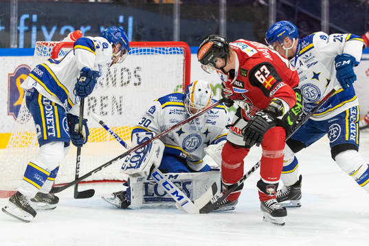 Malmö Redhawks Malte Setkov framför Leksands målvakt