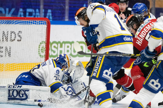 Leksands målvakt Janne Juvonen räddar chans från Malmö
