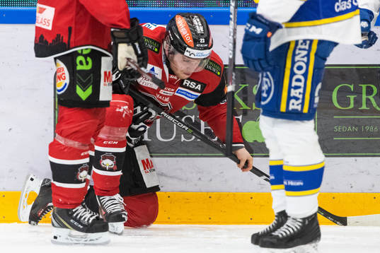 Malmö Redhawks Christoffer Forsberg sitter på knä