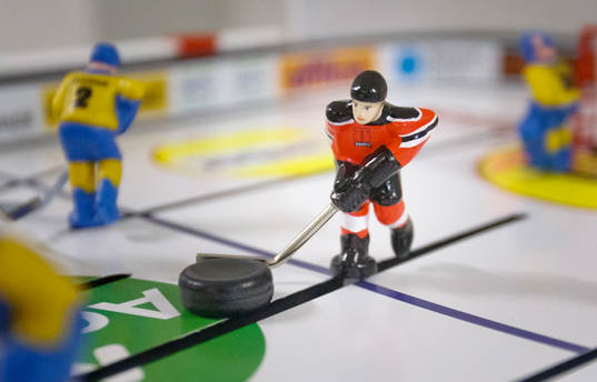 En bordhockeyspelare med Örebrotröja