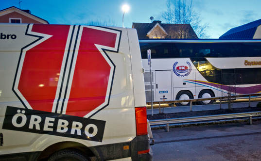 Örebros logotyp och Oskarshamns logotyp på bussar