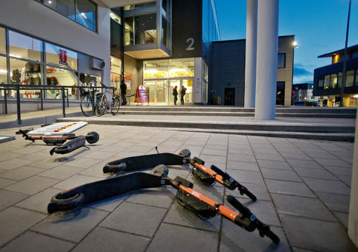 Välta elsparkcyklar utanför entrén till Behrn Arena