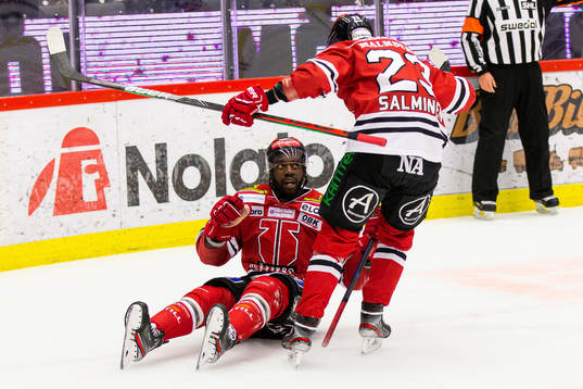 Örebros Daniel Muzito Bagenda jublar