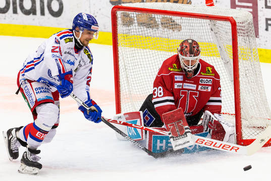 Oskarshamns Johannes Salmonsson och Örebros målvakt