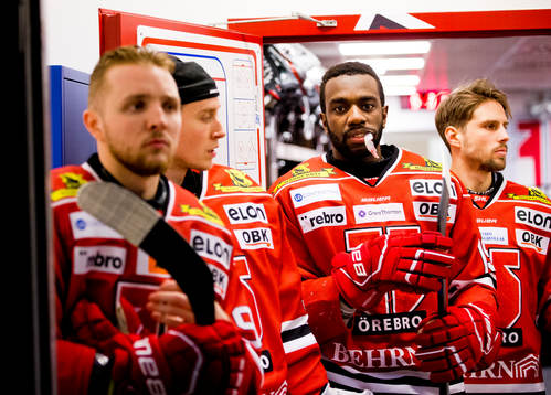 Örebros Daniel Muzito Bagenda går ut ur omklädningsrummet