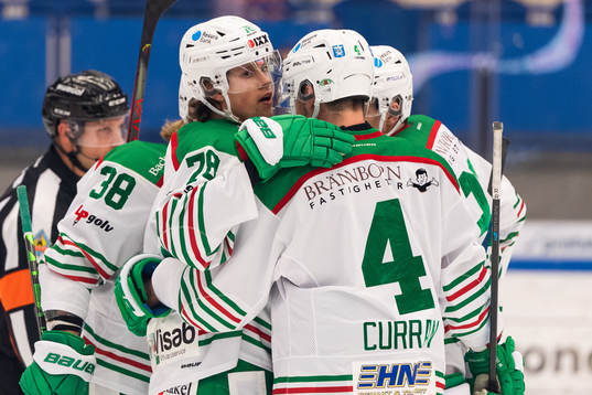 Rögles Dominik Bokk jublar med lagkamrater
