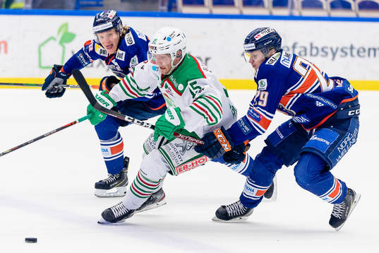 Rögles Simon Ryfors mellan Växjös Marcus Sylvegård och