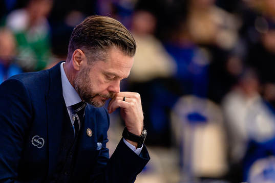 Växjös assisterande tränare Fredrik Hellgren deppar