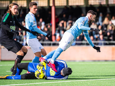Varbergs målvakt August Strömberg och Malmö FFs Erdal