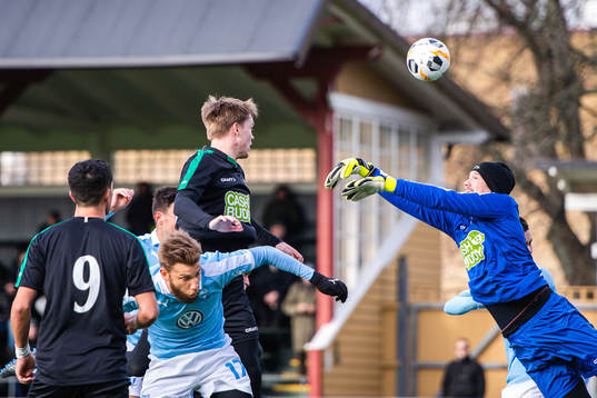 Malmö FFs Rasmus Bengtsson oroar framför Varbergs
