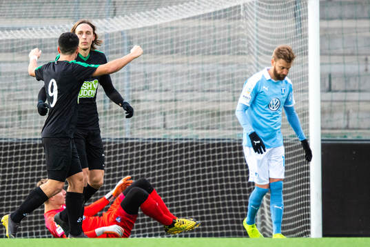 Varbergs Joakim Lindner jublar samtidigt som Malmö FFs