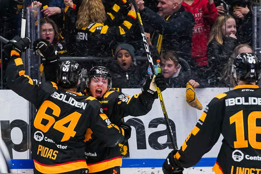 Skellefteås Jonathan Pudas och Andreas Wingerli jublar