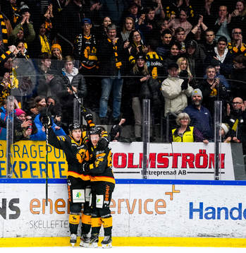 Skellefteås Joakim Lindström och Jonathan Pudas jublar
