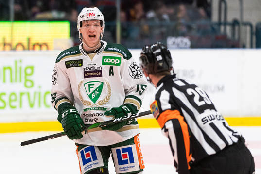 Färjestads Gustav Rydahl reagerar på ett domslut