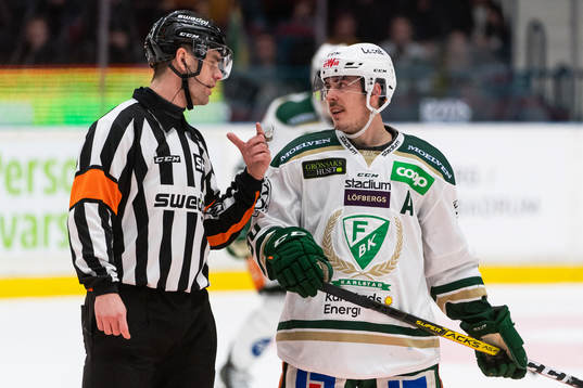 Domare Richard Magnusson diskuterar med Färjestads