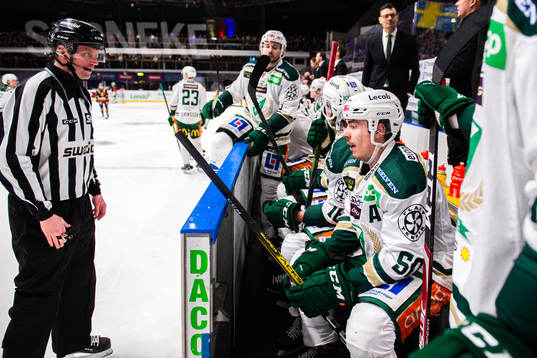 Färjestads Sebastian Erixon deppar i båset