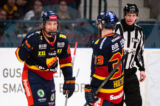 Djurgårdens Alexander Holtz jublar med Linus Hultström
