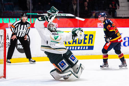 Färjestads målvakt Arvid Holm räddar straff från