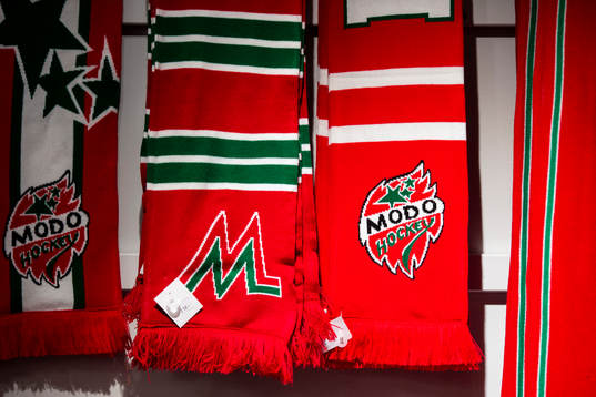 Halsdukar med Modos logotyp till försäljning
