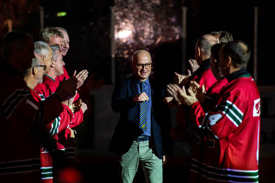 Sture Andersson uppmärksammas med sina lagkamrater som han