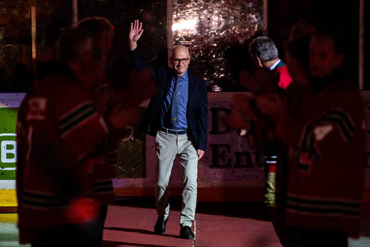 Sture Andersson uppmärksammas med sina lagkamrater som han