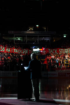 Modos supportrar framför Sture Andersson som uppmärksammas