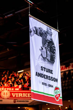 Sture Andersson uppmärksammas och hissas i taket